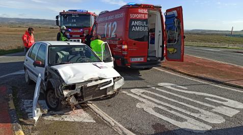 Un conductor, trasladado al centro de salud de Olite tras colisionar su turismo con una furgoneta de reparto Un conductor, trasladado al centro de salud de Olite tras colisionar su turismo con una furgoneta de reparto