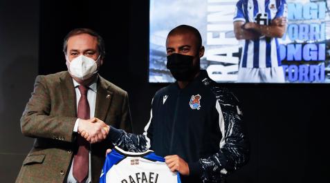 RafinhaReal El presidente de la Real Sociedad, Jokin Aperribay, junto a Rafinha Alcántara durante la presentación del jugador