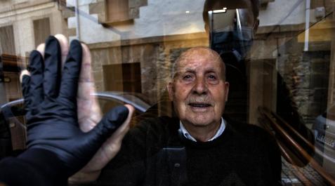 Unai Beroiz retrató a través del cristal a su abuelo Miguel Nieto, recluido en su casa de Huarte durante el confinamiento.