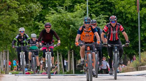 Un grupo de ciclistas con bicicletas de montaña Un grupo de ciclistas con bicicletas de montaña