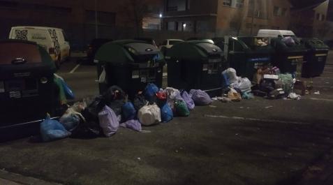 Bolsas alrededor de los contenedores en Sarriguren Bolsas alrededor de los contenedores en Sarriguren