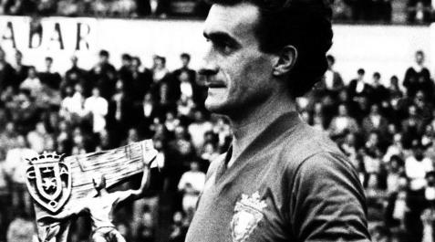CIriatre Clemente Iriarte recoge un trofeo entregado en El Sadar en una imagen de junio de 1980