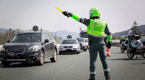 Guardia Civil Tráfico Agente de la Guardia Civil, durante un control de tráfico
