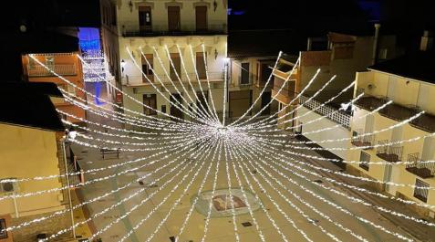 Plaza de Mélida La plaza de Mélida iluminada con una ‘araña’ de luces