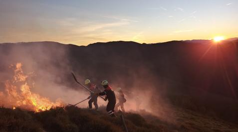 Guarderío forestal y guardas de Artikutza colaboran en la extinción del incendio Guarderío forestal y guardas de Artikutza colaboran en la extinción del incendio
