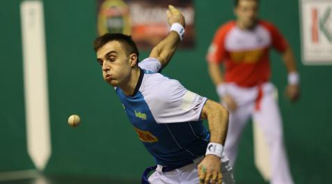DN Jon Ander Peña golpea a la pelota en un partido anterior.