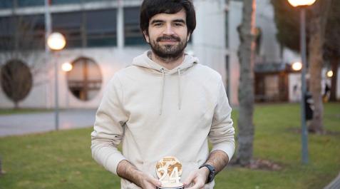 Diego Chocarro posa con el trofeo recibido en el certamen Diego Chocarro posa con el trofeo recibido en el certamen