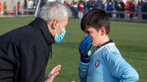 El entrenador de Sagrado Corazón, Miguel Ángel Ongay, consuela a su portero tras la derrota contra La Compasión El entrenador de Sagrado Corazón, Miguel Ángel Ongay, consuela a su portero tras la derrota contra La Compasión