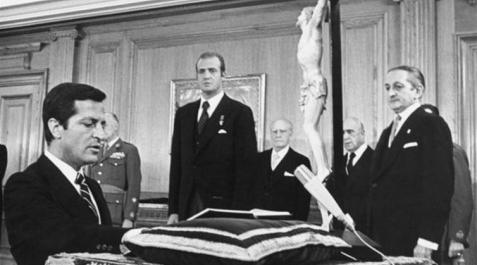 Adolfo Suarez jura como presidente del Gobierno ante el rey Juan Carlos I el 5 de julio de 1976. Adolfo Suarez jura como presidente del Gobierno ante el rey Juan Carlos I el 5 de julio de 1976.