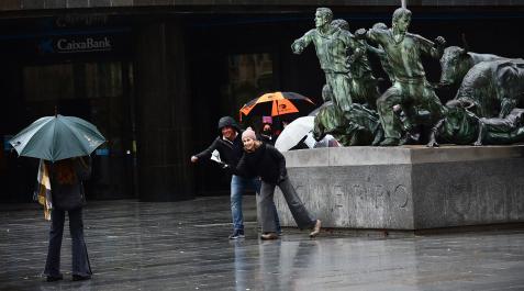 turistas monumento encierro lluvia turistas monumento encierro lluvia