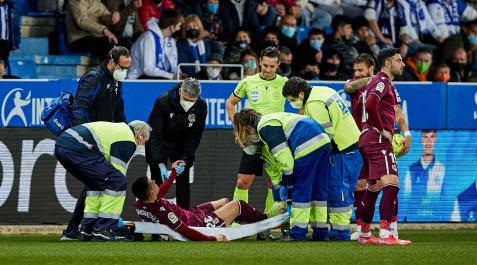 Ander Barrenetxea, atendido tras lesionarse en el partido contra el Alavés Ander Barrenetxea, atendido tras lesionarse en el partido contra el Alavés