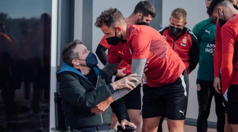 Juan Carlos Unzué, saludado por uno de los jugadores del Girona Juan Carlos Unzué, saludado por uno de los jugadores del Girona