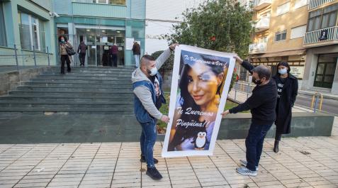 cartagena juzgados Dos familiares portan un cartel de la fallecida, frente a los juzgados de Cartagena
DIMA
04/01/2022