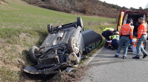 Coche volcado tras sufrir un accidente en Larrayoz Coche volcado tras sufrir un accidente en Larrayoz
