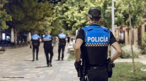 Imagen de archivo de un agente de Policía Municipal de Tudela, en primer término, y sus compañeros delante Imagen de archivo de un agente de Policía Municipal de Tudela, en primer término, y sus compañeros delante