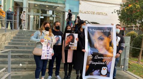 La familia de Sara porta un cartel de la fallecida La familia de Sara porta un cartel de la fallecida