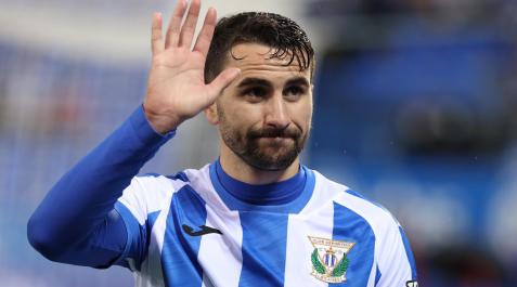 El centrocampista del Leganés Juan Muñoz celebra uno de sus goles durante el encuentro de dieciseisavos de final de la Copa del Rey entre el CD Leganés y la Real Sociedad, este miércoles en el estadio de Butarque en Madrid.