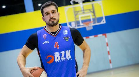 Álex Calvo en el Polideportivo Maristas, pista en la que entrena con el Valle de Egüés Álex Calvo en el Polideportivo Maristas, pista en la que entrena con el Valle de Egüés