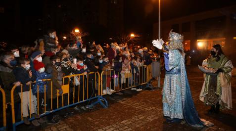 Melchor, guardando la distancia de seguridad, saluda a pequeños y mayores a su llegada a Barañáin Melchor, guardando la distancia de seguridad, saluda a pequeños y mayores a su llegada a Barañáin