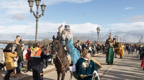 Melchor, Gaspar y Baltasar, a caballo, en el momento de su llegada a la capital ribera, por primera vez por el puente sobre el río Ebro Melchor, Gaspar y Baltasar, a caballo, en el momento de su llegada a la capital ribera, por primera vez por el puente sobre el río Ebro
