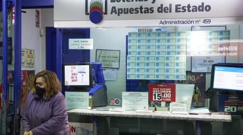 Atocha Una empleada en la administración de la Estación de Atocha que ha vendido parte del número 44469 correspondiente al segundo premio del Sorteo del Niño