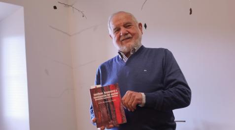 Jesús Hernández Aristu posa con un ejemplar de su último libro ‘Identidad, resonancia y construcción del sentido’, en su casa de Larraya Jesús Hernández Aristu posa con un ejemplar de su último libro ‘Identidad, resonancia y construcción del sentido’, en su casa de Larraya