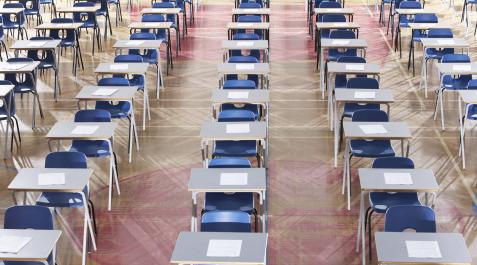 Un aula, preparada para un examen de una oposición Un aula, preparada para un examen de una oposición