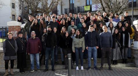 Con Aitziber Etxaiz, Txetxo Claver y Maixabel López de Uralde, que se encargarán de enseñar las danzas de Santa Águeda, además del alcalde, Javier Ollo, el grueso de los componentes de la quinta nacida hace 19 años en la localidad. Con Aitziber Etxaiz, Txetxo Claver y Maixabel López de Uralde, que se encargarán de enseñar las danzas de Santa Águeda, además del alcalde, Javier Ollo, el grueso de los componentes de la quinta nacida hace 19 años en la localidad.