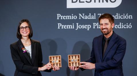 Planeta La periodista madrileña Inés Martín Rodrigo posa con el 78 Premio Nadal de novela junto a Toni Cruayes, 54 premio Josep Pla de prosa en catalán