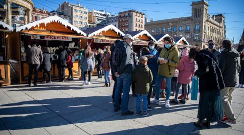 Varias personas disfrutan del último día frente a los puestos de la feria navideña de la Plaza del Castillo Varias personas disfrutan del último día frente a los puestos de la feria navideña de la Plaza del Castillo