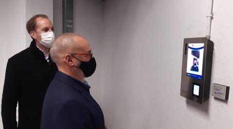 El consejero Cigudosa, junto al director gerente de NASERTIC, Iñaki Pinillos, probando el sistema de acceso biométrico por reconocimiento facial de la empresa pública El consejero Cigudosa, junto al director gerente de NASERTIC, Iñaki Pinillos, probando el sistema de acceso biométrico por reconocimiento facial de la empresa pública