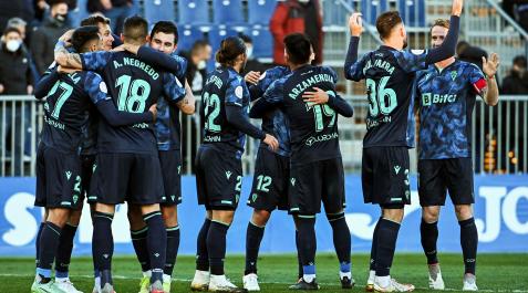 CádizFuenla Los jugadores del Cádiz celebran el tanto de Alarcón en el choque copero contra el Fuenlabrada