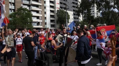 Un grupo de personas fuera del hotel donde se encuentra el tenista Novak Djokovic Un grupo de personas fuera del hotel donde se encuentra el tenista Novak Djokovic
