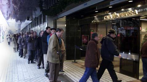 Una hilera de clientes formada el 1 de enero de 2002 a las puertas de la central de Caja Navarra Una hilera de clientes formada el 1 de enero de 2002 a las puertas de la central de Caja Navarra