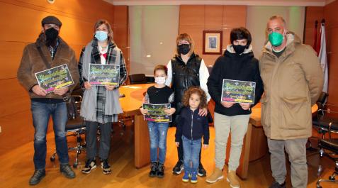 LOS PREMIADOS De izquierda a derecha, Francisco Javier España (vecino de la calle Jesús Fuentes Soria); María Pilar Gómara Martínez (segundo premio); Úrsula Agramonte Sánchez con sus hijos (ganadora); y Pablo Sangüesa con su hijo (tercero), tras la entreg LOS PREMIADOS De izquierda a derecha, Francisco Javier España (vecino de la calle Jesús Fuentes Soria); María Pilar Gómara Martínez (segundo premio); Úrsula Agramonte Sánchez con sus hijos (ganadora); y Pablo Sangüesa con su hijo (tercero), tras la entrega de premios