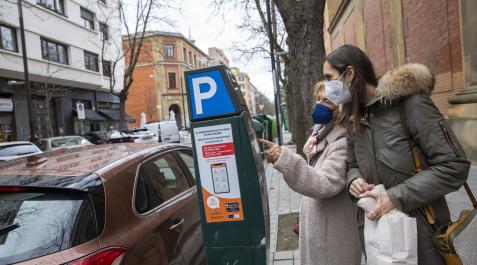 Dos mujeres utilizan el parquímetro para sacar el ticket de la zona azul. El nuevo sistema no funcionará en estas máquinas Dos mujeres utilizan el parquímetro para sacar el ticket de la zona azul. El nuevo sistema no funcionará en estas máquinas