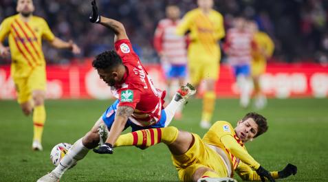 Luis Suarez (Granada) y Gerard Piqué (Barcelona) en acción durante su partido de LaLiga Santander Luis Suarez (Granada) y Gerard Piqué (Barcelona) en acción durante su partido de LaLiga Santander