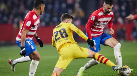 Un momento del partido entre el Granada y el Barcelona Un momento del partido entre el Granada y el Barcelona