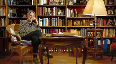 Soledad Puértolas posa en la biblioteca de su casa Soledad Puértolas posa en la biblioteca de su casa