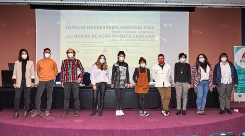 De izda a dcha: Leticia Urdaci (técnico punto encuentro), Antonio Escrich (Gobierno de Navarra), Roberto Martínez (educador y familia acogedora), Raquel García (educadora de Xilema), Chus Sádaba (familia acogedora, vocal Magale), Gianella Saltos (educador De izda a dcha: Leticia Urdaci (técnico punto encuentro), Antonio Escrich (Gobierno de Navarra), Roberto Martínez (educador y familia acogedora), Raquel García (educadora de Xilema), Chus Sádaba (familia acogedora, vocal Magale), Gianella Saltos (educadora, Asociación Haziak), Juan Miguel Ruiz (Safaya-Agintzari), Silvia Irigoyen (psicóloga, familia especializada), Marta Torres (colegio educadores sociales) y María Ubillos (familia acogida, Magale)