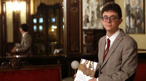 Alejandro Aranda Ruiz posa con un ejemplar de su libro, Vestir la autoridad, en el Nuevo Casino Alejandro Aranda Ruiz posa con un ejemplar de su libro, Vestir la autoridad, en el Nuevo Casino