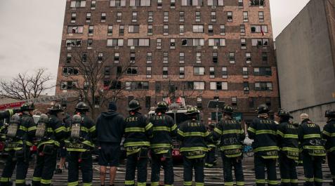 Los bomberos de Nueva York, ante el edificio siniestrado Los bomberos de Nueva York, ante el edificio siniestrado