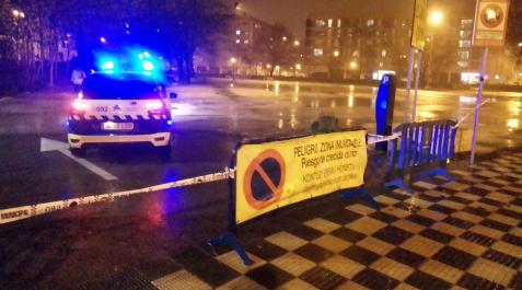 Inundaciones Un coche de la Policía Municipal vigila en una de las zonas inundables de Pamplona en previsión de la crecida del río Arga