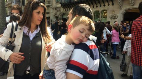 Niño dormido en brazos de un adulto junto a la Casa Batlló, en Barcelona, en 2017 Niño dormido en brazos de un adulto junto a la Casa Batlló, en Barcelona, en 2017