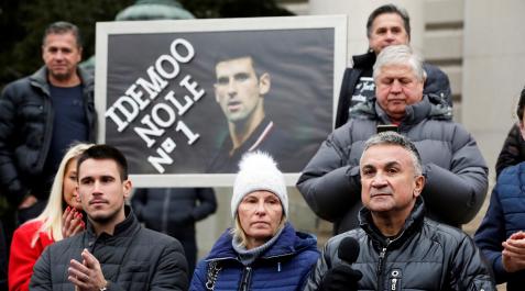 PadreDjokovic El padre de Novak Djokovic, Srdjan Djokovic, durante un acto a favor del tenista en Belgrado este domingo 9 de enero