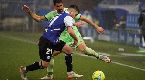 RaulGarcia Raúl García presiona al jugador del Alavés, Martín Aguirregabiria, durante el choque de la pasada jornada en Mendizorroza