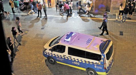 Uno de los furgones de la Policía Municipal de Pamploa, de siete plazas, patrullando en el Casco Antiguo Uno de los furgones de la Policía Municipal de Pamploa, de siete plazas, patrullando en el Casco Antiguo