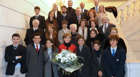 LA RECTORA Y SU FAMILIA. Primera fila: De izquierda a derecha: Jose María Iraburu Bonafé (sobrino), Alejandro Gratacós, María Iraburu Muñoz, María Iraburu Elizalde (con el ramo de flores que le regalaron sus sobrinos), Ana Iraburu Bonafé (sobrina), Graci LA RECTORA Y SU FAMILIA. Primera fila: De izquierda a derecha: Jose María Iraburu Bonafé (sobrino), Alejandro Gratacós, María Iraburu Muñoz, María Iraburu Elizalde (con el ramo de flores que le regalaron sus sobrinos), Ana Iraburu Bonafé (sobrina), Gracia Iraburu Bonafé (sobrina), Alejandro Iraburu Bonafé (sobrino). Segunda fila: Francisco Javier Elizalde (tío), Julia Urmeneta (tía), Ana Elizalde Urmeneta (prima), José Agustín Elizalde (tío), Marta Iraburu Bonafé (sobrina), Ana Bonafé. Tercera fila: Gracia Bonafé (cuñada); Josefa Trisán (tía) y Alfonso Elizalde (tío). Cuarta fila: Carlos Iraburu Bonafé (sobrino), Carla Díaz Méndez, Fernando Iraburu Bonafé (sobrino), Carlos Iraburu Elizalde (hermano), Marta Iraburu Elizondo (prima), Camino Román (mujer de Fermín Elizalde). Quinta fila: Inés Arriaga Iraburu (prima), Pedro Iraburu Elizalde (hermano), Miguel Iraburu Elizondo (primo) y Fermín Elizalde Urmeneta (primo).