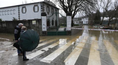 El Arga apenas dio sustos ayer en Pamplona. En la imagen, dos personas contemplan el desbordamiento en la zona de La Magdalena.	Eduardo buxens