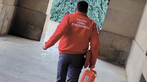 Un agente de la Policía Foral corre con el desfibrilador Un agente de la Policía Foral corre con el desfibrilador